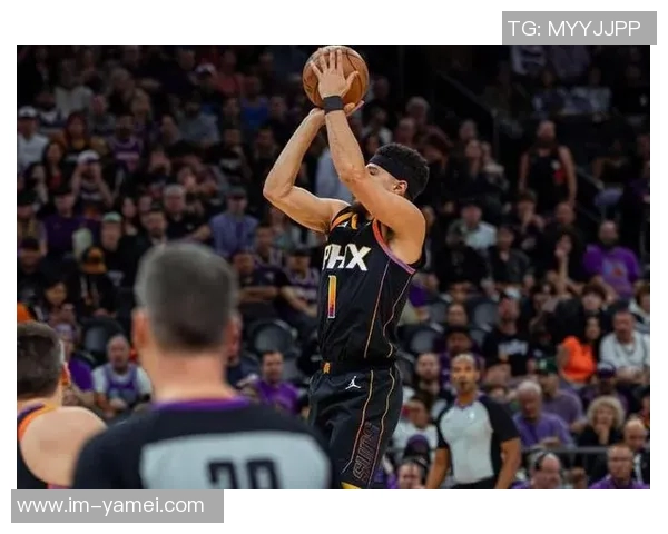 布克首节表现惊艳三分球全中助力球队轻松领先